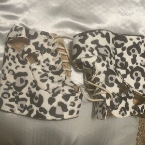 Platform wedge size 8 black and white print